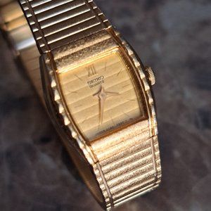 Vintage womans Seiko quartz watch, brushed gold look.